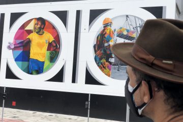 Pelé é homenageado em mural em Santos pelo artista Eduardo Kobra