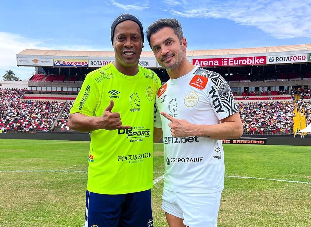 Rolê aleatório: Ronaldinho Gaúcho ganha Aston Martin de sheik