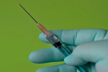 Vacinação contra covid-19 deve ser mantida, afirma infectologista