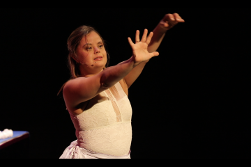 Teatro Municipal recebe a atriz Tathi Piancastelli com o espetáculo “Oi, Eu Estou Aqui!”