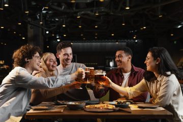 Happy hour em casa: combinações certeiras entre petiscos e cervejas para relaxar e se divertir