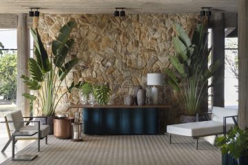 Madeira e tons terrosos ganham espaço e redefinem a sensação de conforto nos ambientes