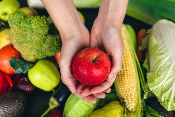 Quem cuida da saúde de quem manipula os alimentos?