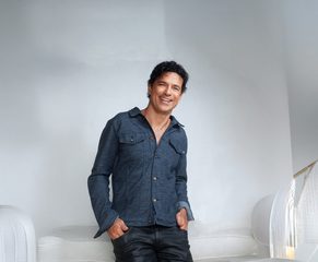 Jorge Vercillo retorna ao Multiplan Hall neste sábado para celebrar mais de três décadas de sucessos